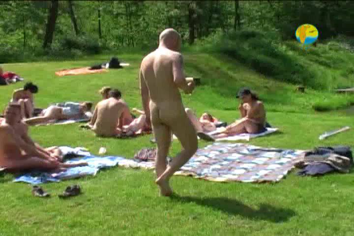 Bathing in a Bahnak – Embracing Naturist Freedom in Nature’s Embrace